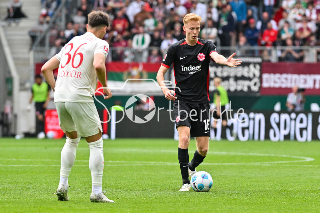 FC Augsburg - SG Eintracht Frankfurt | im DUell  Mert KOEMUER (FC Augsburg 36) und Hugo LARSSON (Eintracht Frankfurt 16) / Zweikampf / Bundesliga: FC Augsburg - Eintracht Frankfurt, WWK Arena am 20.04.2025