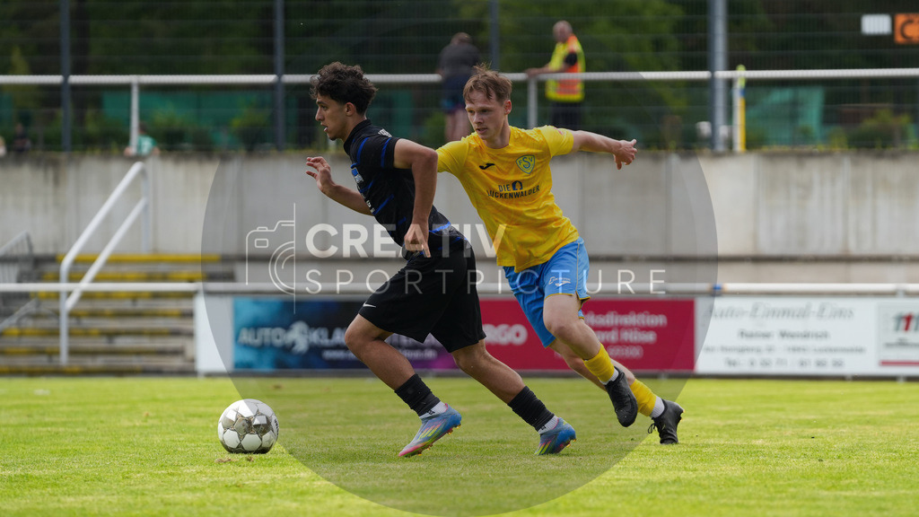 Fußball, Herren, Saison 2025/2026, 3. Luckenwalder Turmpokal, Werner-Seelenbinder-Stadion Luckenwalde, Spiel: FSV 63 Luckenwalde vs. Hertha BSC U19,  | Fußball, Herren, Saison 2025/2026, 3. Luckenwalder Turmpokal, Werner-Seelenbinder-Stadion Luckenwalde, Spiel: FSV 63 Luckenwalde vs. Hertha BSC U19, Im Bild: Mihail Karbozuglu (l. Hertha U19) und Niklas Kaus (r. Luckenwalde) - Realisiert mit Pictrs.com
