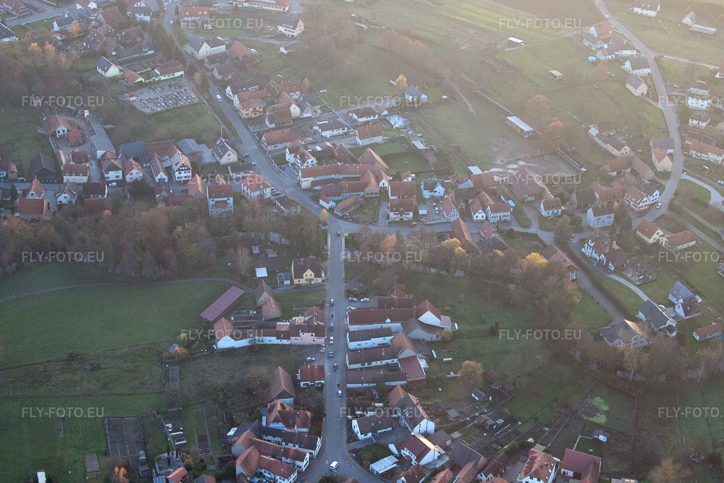 Vue aérienne: Vue de la ville à Scheibenhard dans le département Bas Rhin, France. Photo: IMG_22736.jpg prise le 19/11/2009 par Werner Riehm/FLY-FOTO.euRésolution de l'original: 4752 x 3168 px