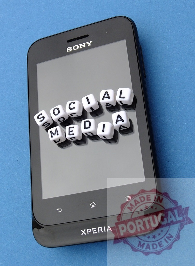 Sony Xperia smartphone displaying social media concept with dice | Social media concept made with dice on a Sony Xperia smartphone screen - Realisiert mit Pictrs.com