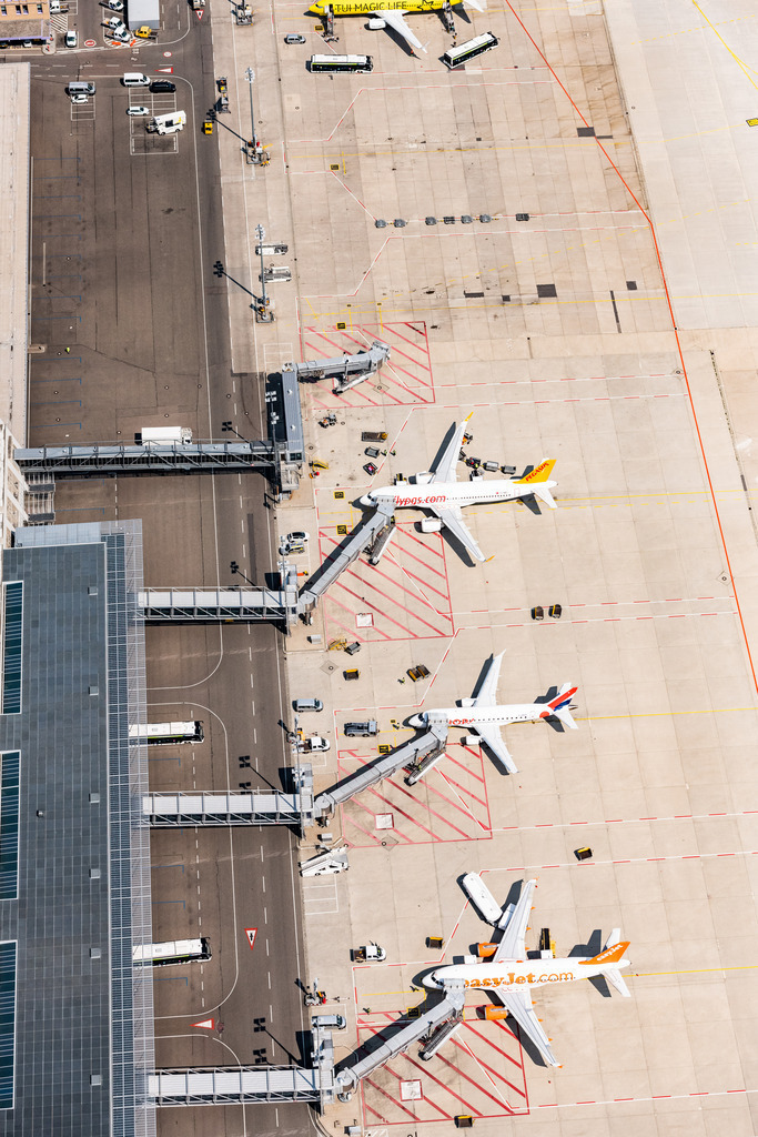 dr__0015911.jpg | STUTTGART 03.08.2018 Passagierflugzeug auf der Parkposition - Abstellfläche auf dem Flughafen in Stuttgart im Bundesland Baden-Württemberg, Deutschland. // Passenger airplane in parking position - parking area at the airport in Stuttgart in the state Baden-Wurttemberg, Germany. Foto: Daniel Reiter
