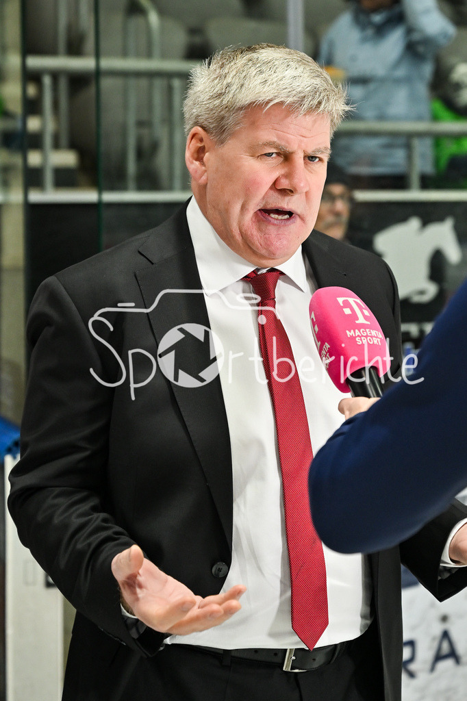 Augsburger Panther - Schwenninger Wild Wings | AUGSBURG, GERMANY - 02. JANUARY: im Bild  Bill PETERS Trainer Augsburger Panther beim Interview mit Magentasport vor dem Match zwischen den Augsburger Panthern und den Schwenninger Wild Wings am 35. Spieltag der Penny DEL im Curt Frenzel Stadion