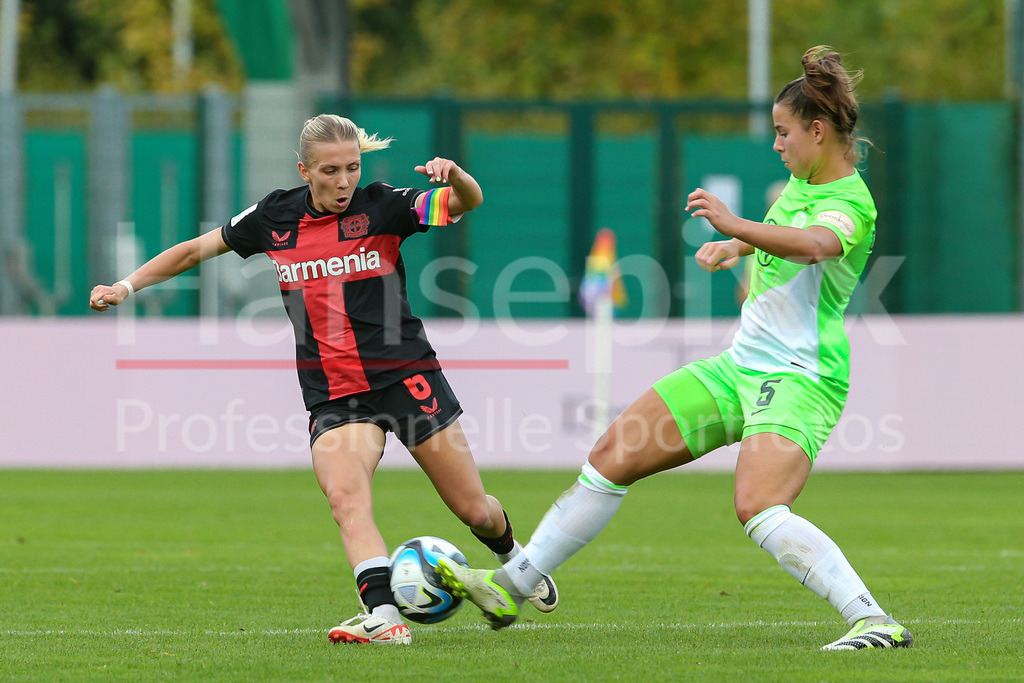 Fussball, Google Pixel Frauen-Bundesliga, VfL Wolfsburg - Bayer 04 Leverkusen | v.li.: Elisa Senß (Senss, Bayer 04 Leverkusen, 6) und Lena Oberdorf (VfL Wolfsburg, 5) im Zweikampf, Duell, Dynamik, Aktion, Action, Spielszene, DIE DFB-RICHTLINIEN UNTERSAGEN JEGLICHE NUTZUNG VON FOTOS ALS SEQUENZBILDER UND/ODER VIDEOÄHNLICHE FOTOSTRECKEN. DFB REGULATIONS PROHIBIT ANY USE OF PHOTOGRAPHS AS IMAGE SEQUENCES AND/OR QUASI-VIDEO.