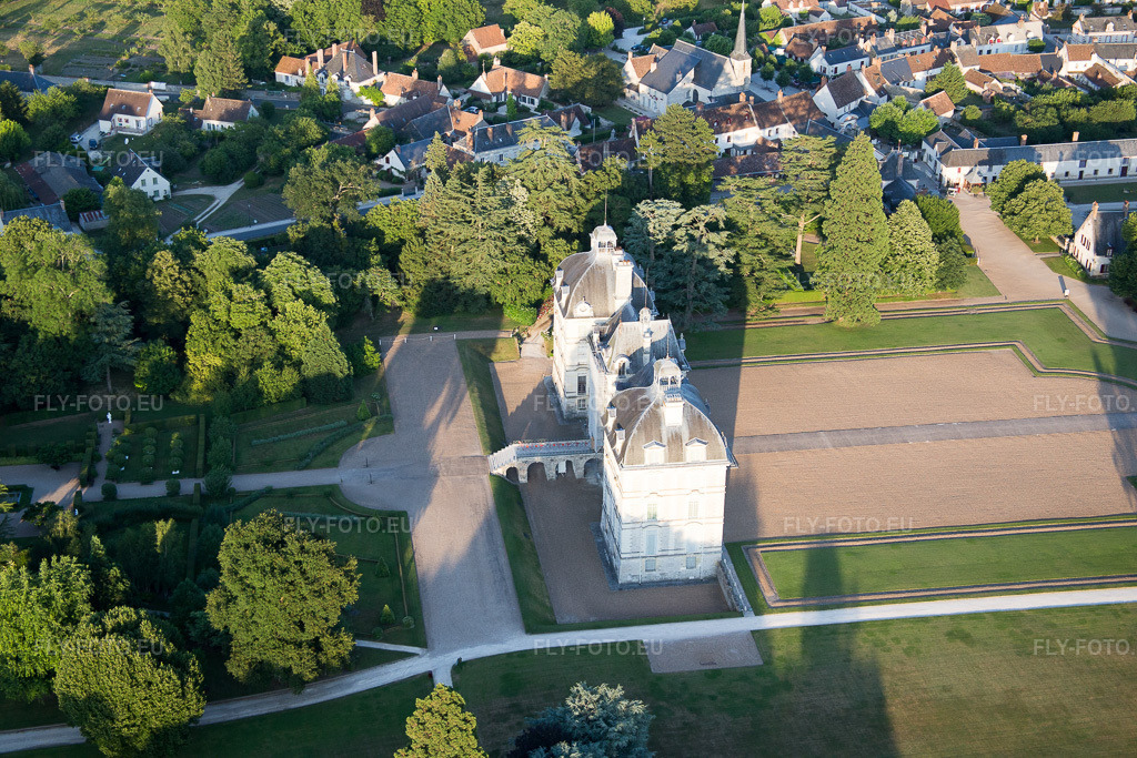 Vue aérienne: Complexe du château du Château Cheverny - Château de Cheverny à Cheverny dans le département Loir et Cher, France – .Photo: IMG_081295.jpg prise le 19/06/2015 par Werner Riehm/FLY-FOTO.eu – Résolution de l'original: 5472 x 3648 px