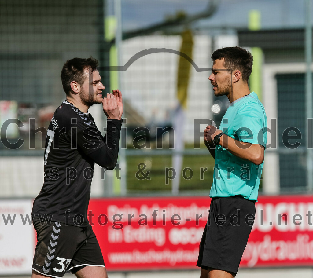 2024-02-24_092_FC_Schwaig_gegen_TSV_1880_Wasserburg | Oberding, Deutschland, 24.02.2024:
Fußball, 2. Runde Qualifikation TOTO-Pokal 2023 / 2024, 1. Spieltag, FC Schwaig gegen TSV 1880 Wasserburg, Endergebnis: 2:3

Tobias Bartl (FC Schwaig, #37), Schiedsrichter Xaver Fabisch

Foto: Christian Riedel / fotografie-riedel.net