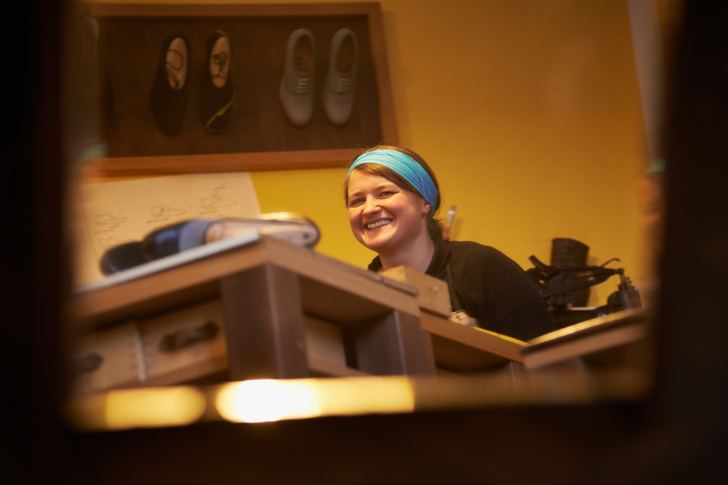 Werktisch im Spiegel | Kernhof, Austria - February 01, 2014: Schuhmanufaktur Pfaffenlehner; die Schuhmacherin Doris Pfaffenlehner mit Werktisch im Spiegel. - Realisiert mit Pictrs.com