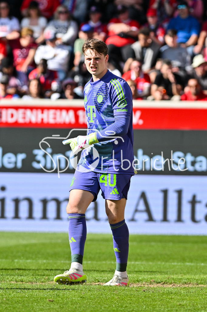 1. FC Heidenheim - FC Bayern München | im Bild Jonas Kurt URBIG (FC Bayern Muenchen 40) / Einzelfoto / Freisteller / Bundesliga: 1. FC Heidenheim - FC Bayern Muenchen, Voith Arena am 19.04.2025