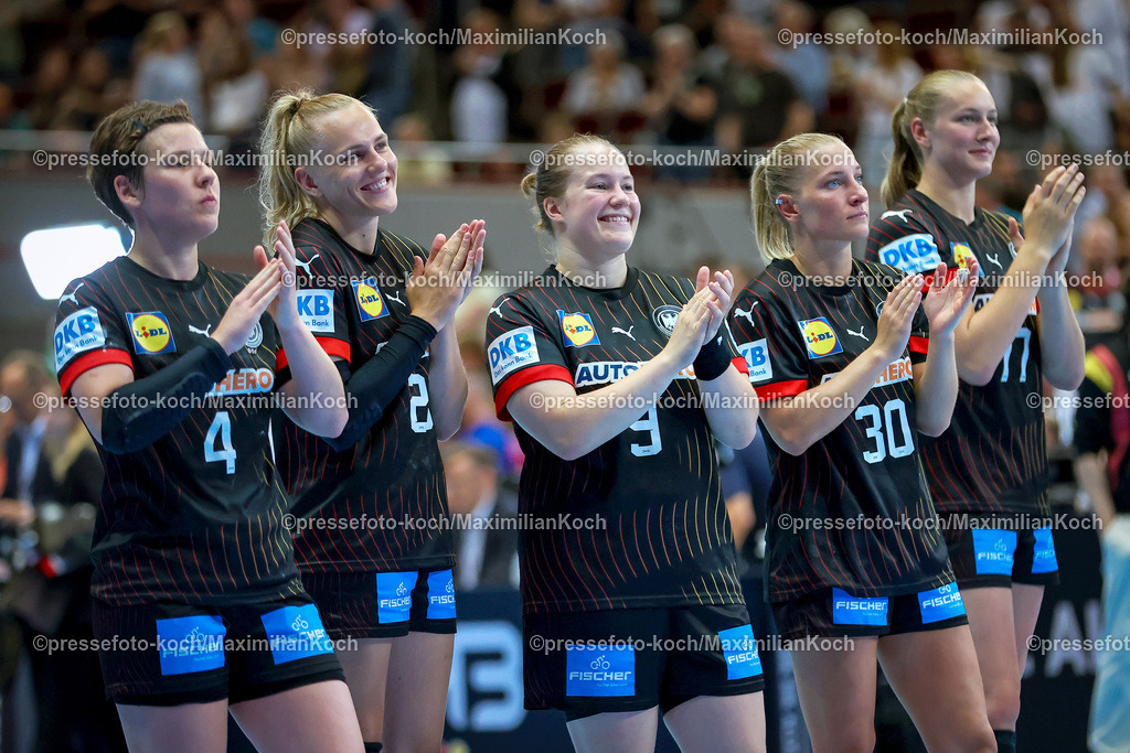 DHB13072401062 | 13.07.2024, Handball, Länderspiel Frauen, Dortmund, Westfalenhalle, DHB, Olympia Vorbereitung, Deutschland - Brasilien:  Abschlussjubel nach der 31:36 Niederlage. Alina Grijseels (GER), Annika Lott (GER), Lisa Antl (GER), Jenny Behrend (GER), Viola Leuchter (GER) stehen zusammen und bedanken sich bei den Fans