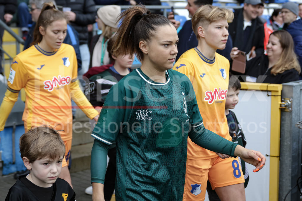 Fussball, Google Pixel Frauen-Bundesliga, TSG 1899 Hoffenheim - SV Werder Bremen | v.li.: Maja Sternad (SV Werder Bremen, 11) beim Einlaufen, Portrait, Nahaufnahme, Einzelfoto, Einzelbild, DIE DFB-RICHTLINIEN UNTERSAGEN JEGLICHE NUTZUNG VON FOTOS ALS SEQUENZBILDER UND/ODER VIDEOÄHNLICHE FOTOSTRECKEN. DFB REGULATIONS PROHIBIT ANY USE OF PHOTOGRAPHS AS IMAGE SEQUENCES AND/OR QUASI-VIDEO.