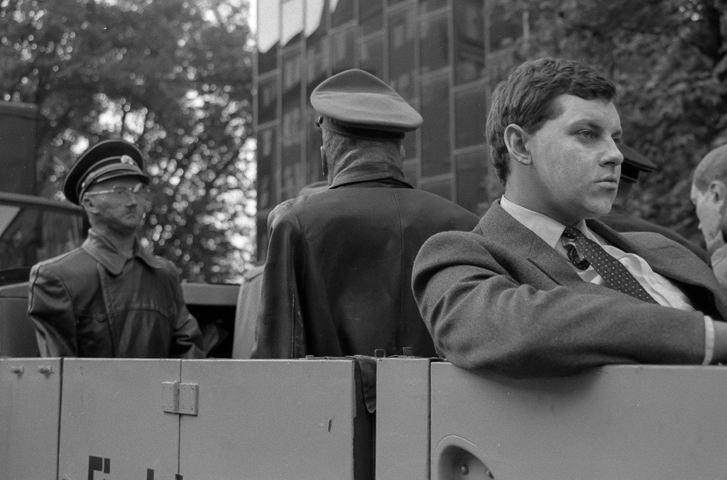 019-2017-01-14-0026 | Der Anachronistische Zug war ein politisches Straßentheater, das auf dem 1947 entstandenen gleichnamigen Gedicht von Bertolt Brecht basierte. Der Straßentheaterzug formierte sich 1980 in München als Protest gegen den damaligen Kanzlerkandidaten der CDU/CSU, Franz Josef Strauß, und präsentierte sich in mehreren deutschen Städten. Im September 1980 erreichte der Zug den Rathausmarkt in Kiel, wo dieses Szenenfoto entstand. - Realisiert mit Pictrs.com