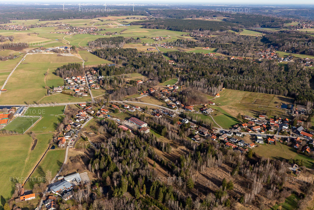 Luftbild: Ortsansicht von Süden im Ortsteil Höhenrain in Berg im Bundesland Bayern in Deutschland. Foto: IMG_139559.jpg vom 27.12.2023 durch Werner Riehm/FLY-FOTO.de