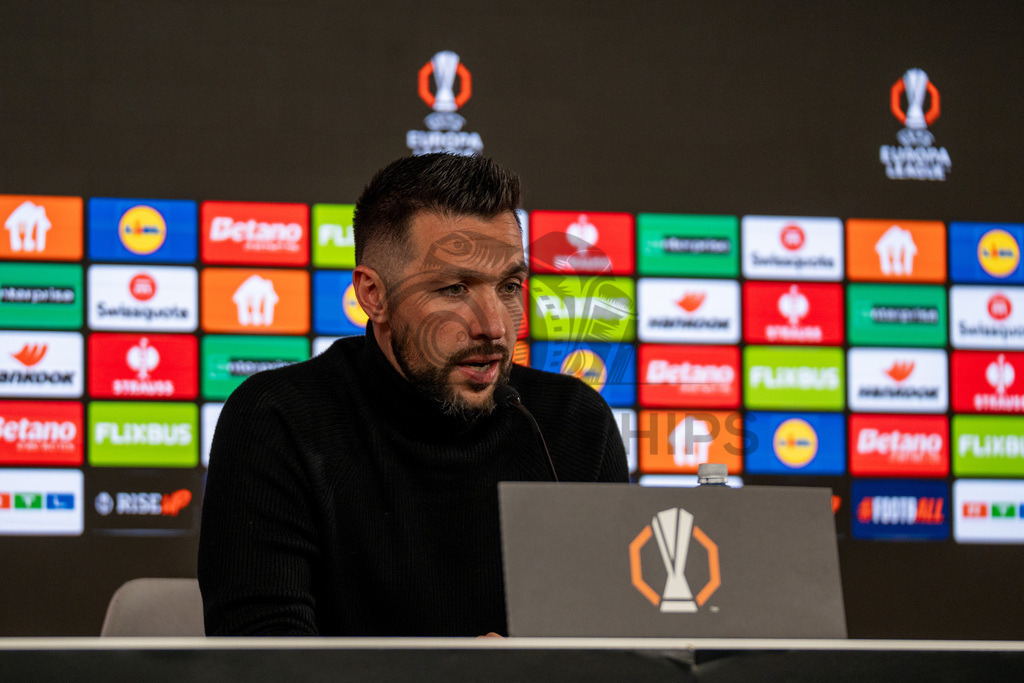 VfB Stuttgart vs. FC Porto, Fussball, Europa League, Achtelfinale, Hinspiel, 12.03.2026 | Francesco Farioli (Trainer FC Porto) bei der Pressekonferenz,VfB Stuttgart vs. FC Porto, Fussball, Europa League, Achtelfinale, Hinspiel, 12.03.2026Foto: photosbyphips/Philip Ziegler