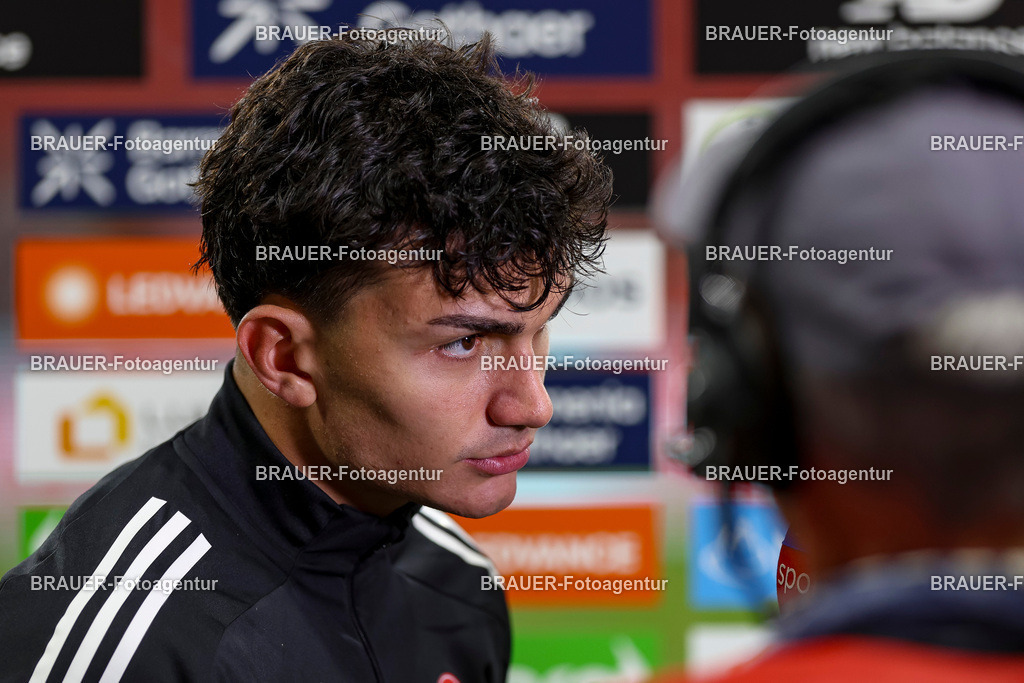 Bayer 04 Leverkusen vs Eintracht Frankfurt - Bundesliga  | Leverkusen, Deutschland, 12.09.25:   Can Yilmaz Uzun (Eintracht Frankfurt) im Interview waehrend des Spiels der Bundesliga zwischen  Bayer 04 Leverkusen vs Eintracht Frankfurt in der BayArena(Foto von Brauer-Fotoagentur / Adrian Schlueter)