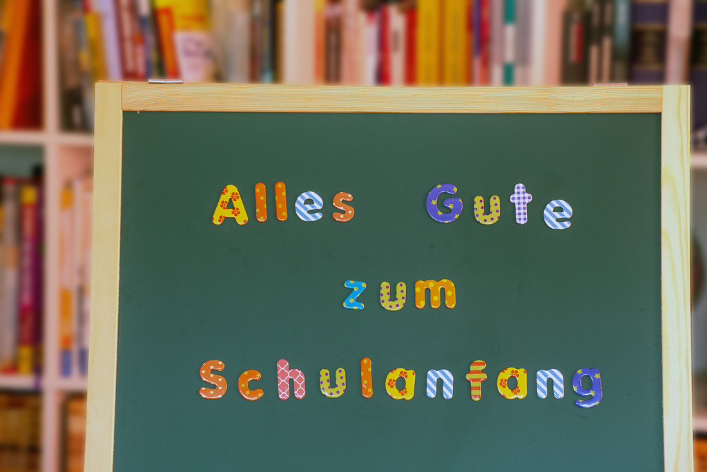 Alles Gute zum Schulanfang : Magnetbuchstaben auf einer Tafel | Schultafel mit der Aufschrift Alles Gute zum Schulanfang - Realisiert mit Pictrs.com