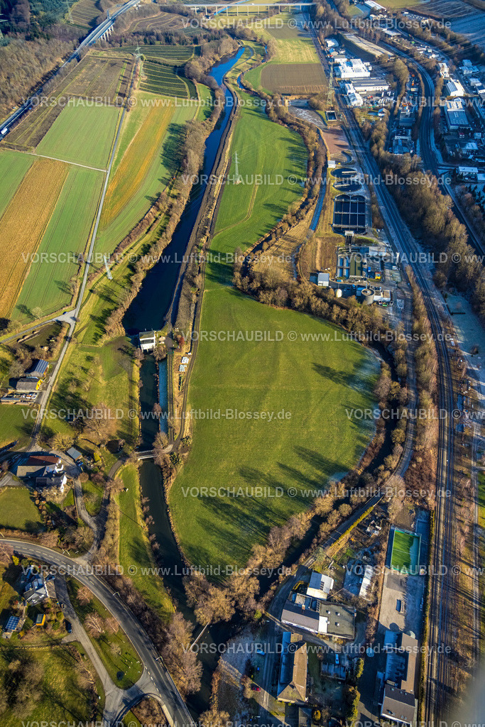 Bestwig260104375 | Luftbild, Gepketal und Fluss Ruhr Ruhraue mit Ruhrverband Kläranlage Bestwig-Velmede, Ruhrtal und Wehr, Wiesen und Felder, hinten die Ruhrtalbrücke Velmede, Velmede, Bestwig, Südwestfalen, Nordrhein-Westfalen, Deutschland