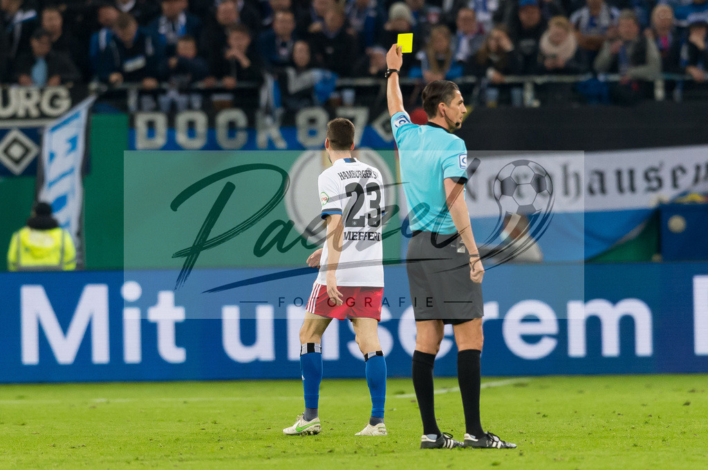 HSVSCF20220419_109 | Fussball, Herren: Referee Deniz Aytekin zeigt Jonas Meffert (Hamburger SV) die gelbe Karte beim DFB-Pokal-Halbfinalspiel zwischen Hamburger SV und SC Freiburg im Volksparkstadion am 19.04.2022 in Hamburg, Deutschland.DFB / DFL REGULATIONS PROHIBIT ANY USE OF PHOTOGRAPHS AS IMAGE SEQUENCES AND/OR QUASI-VIDEO. - Realisiert mit Pictrs.com