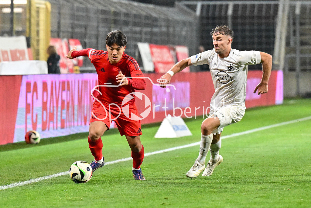 FC Bayern Amateure - TSV Schwaben Augsburg | im Duell Angelo BRUECKNER (FC Bayern München II #13) und Maximilian HEISS (TSV #7) / Zweikampf / Regionalliga Bayern: FC Bayern Muenchen II - TSV Schwaben Augsburg, Gruenwalder Stadion am am 25.10.2024