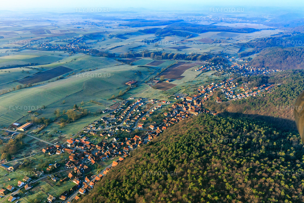 Vue aérienne: Vue de la ville depuis le nord-est à Offwiller dans le département Bas Rhin, France.Photo: IMG_105269.jpg prise le 25/03/2018 par Werner Riehm/FLY-FOTO.euRésolution de l'original: 5472 x 3648 px