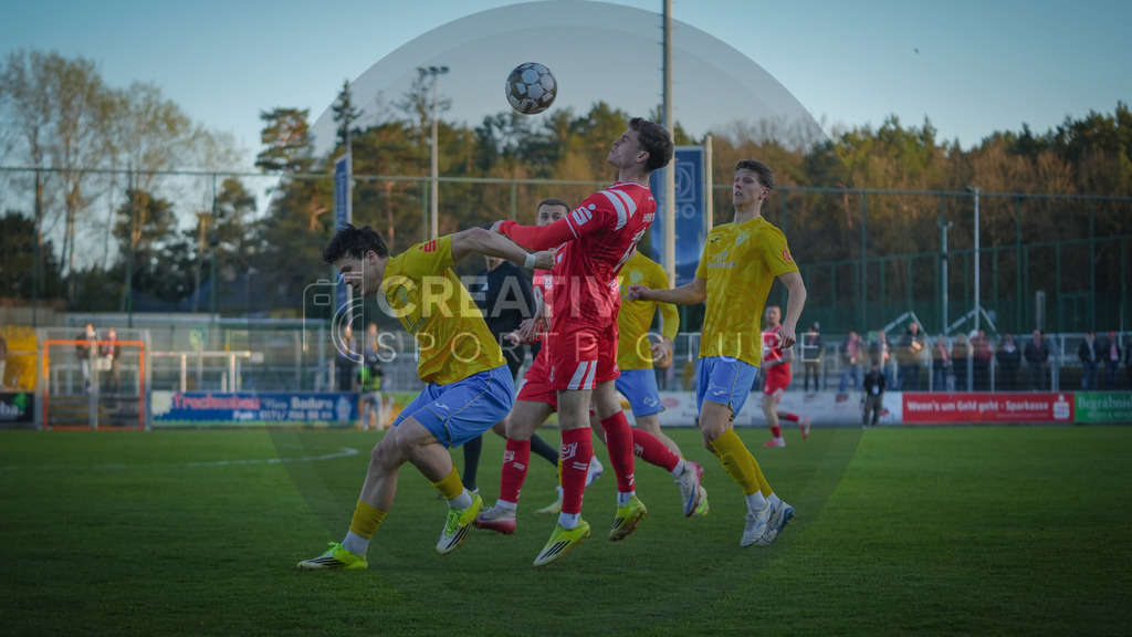 Fußball, Herren, Saison 2025/2026, Regionalliga Nordost, 22. Spieltag, FSV 63 Luckenwalde vs. Hallescher FC, Dienstag 07.04.2026, Werner-Seelenbinder-Stadion Luckenwalde, | Fußball, Herren, Saison 2025/2026, Regionalliga Nordost, 22. Spieltag, FSV 63 Luckenwalde vs. Hallescher FC, Dienstag 07.04.2026, Werner-Seelenbinder-Stadion Luckenwalde, Im Bild: v.l. Mattew Meier (Luckenwalde), Fabrice Hartmann (HFC) und Phillip König (Luckenwalde) - Realisiert mit Pictrs.com