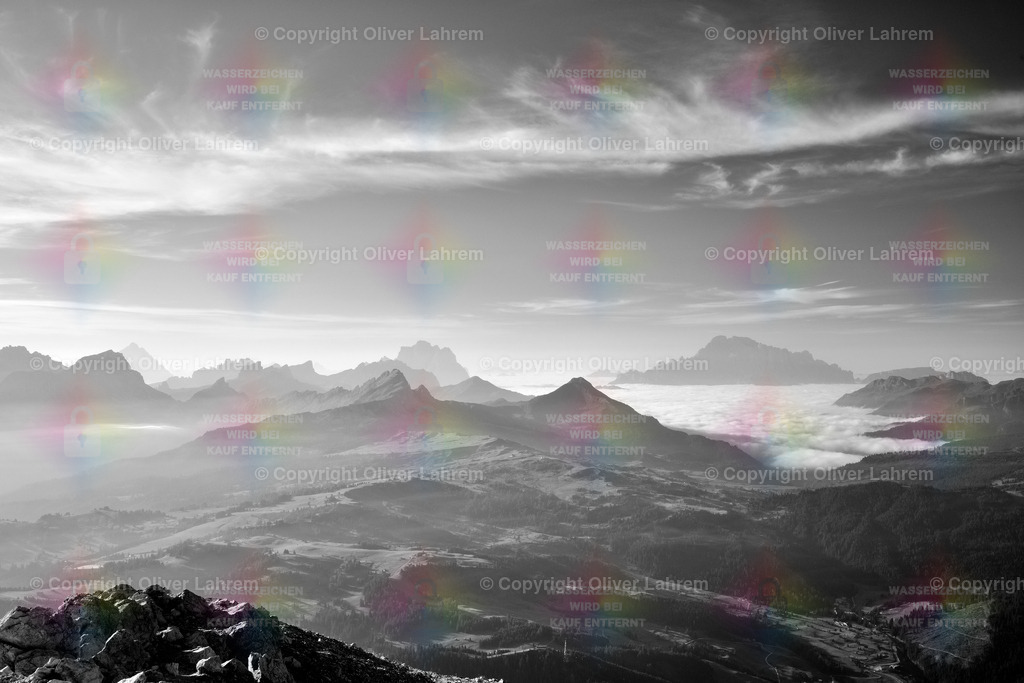 Wolkenmeer und Dolomitenklassiker | Vom Gipfel des Sassongher hat man eine grandiose Aussicht über die  Dolomiten, von Antelao, über Pelmo und Civetta. In den Tälern hängt am frühen Morgen noch der Dunst und ein ganzer Wolkenteppich.