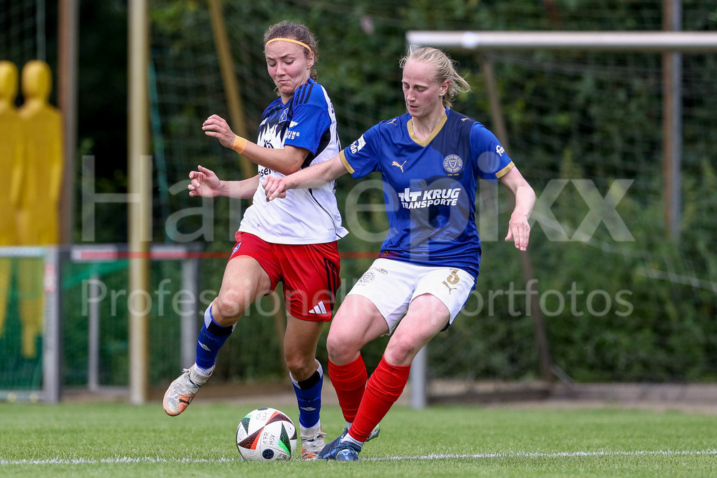 Fussball, Testspiel Frauen, Hamburger SV - Holstein Kiel | v.li.: Melanie Brunnthaler (Hamburger SV, 11) und Jasmin Grosnick (Holstein Kiel, 3) im Zweikampf, Duell, Dynamik, Aktion, Action, Spielszene