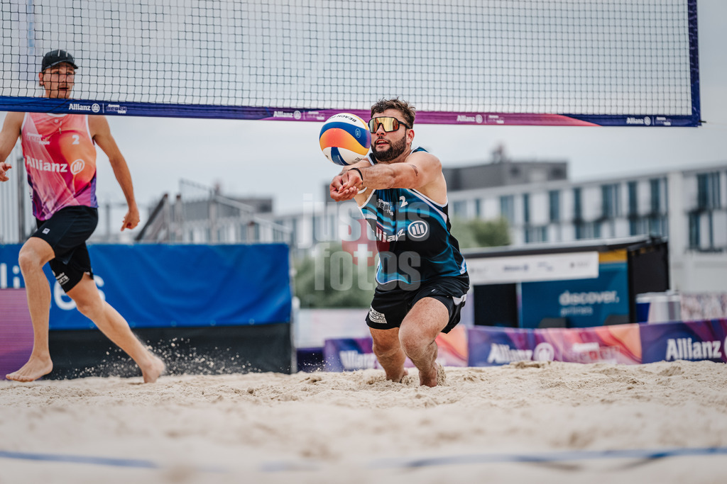 Beachvolleyball | Männer | German Beach Tour 2024 | Tourstop Bremen | 07.06.2024 | Nico Wegner spielt den Ball