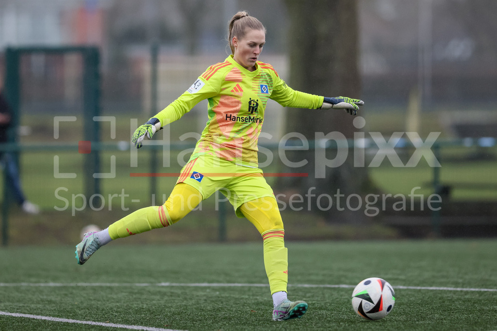 Fussball, Testspiel Frauen, Hamburger SV - 1. FFC Turbine Potsdam | v.li.: Inga Schuldt (Torhüterin, Torwart, Hamburger SV, 1) am Ball, Freisteller, Einzelbild, Ganzkörper, Aktion, Action, Spielszene