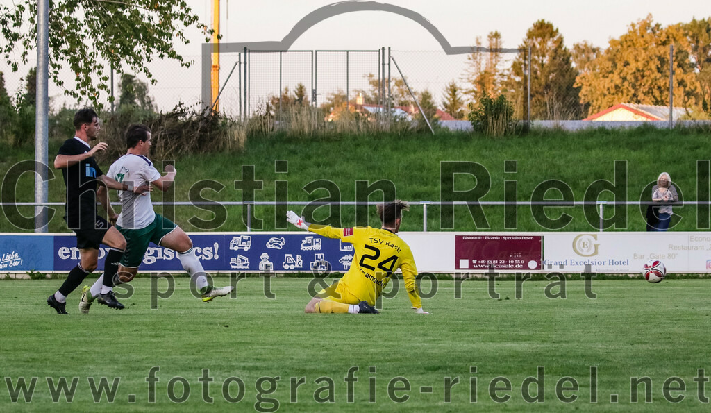 2023-08-18_128_FC_Schwaig_gegen_TSV_Kastl | Oberding, Deutschland, 18.08.2023:
Fußball, Landesliga Südost 2023 / 2024, 7. Spieltag, FC Schwaig gegen TSV Kastl, Endergebnis: 2:2

Raphael Kamhuber (TSV Kastl, #5), Benjamin Held (FC Schwaig, #17), Torwart Patrick Alramseder (TSV Kastl, #24)

Foto: Christian Riedel / fotografie-riedel.net