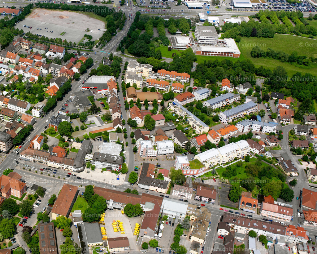 2626361 | Kehl 09.06.2006 Landwirtschaftliche Nutzflächen und Feldgrenzen  umsäumen das Siedlungsgebiet des Dorfes in Kronenhof im Bundesland Baden-Württemberg, Deutschland // Agricultural land and field boundaries surround the settlement area of the village  in Kronenhof in the state Baden-Wuerttemberg, Germany Foto: Gerhard Launer