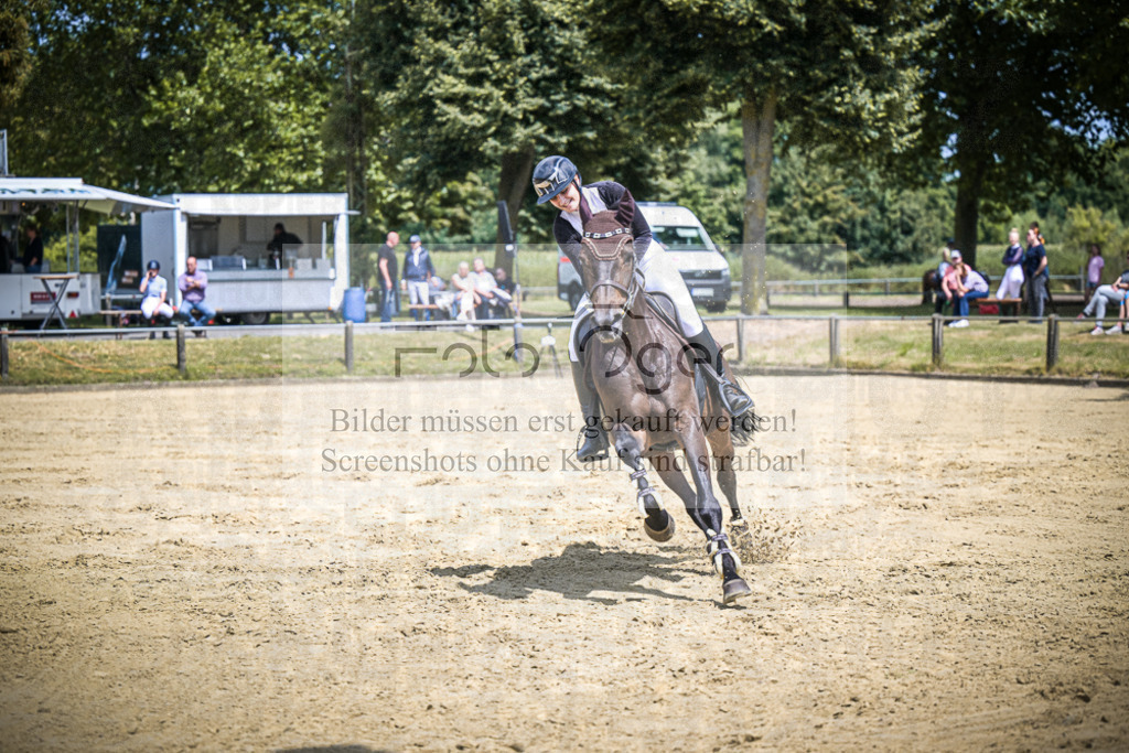 DOS_9884 | Entdecke hochwertige Reitturnierfotos von Foto Oger. Professionell, emotional und authentisch – jetzt Lieblingsmomente im Shop bestellen.Deutschlandweite Turnierfotografie. - Realisiert mit Pictrs.com