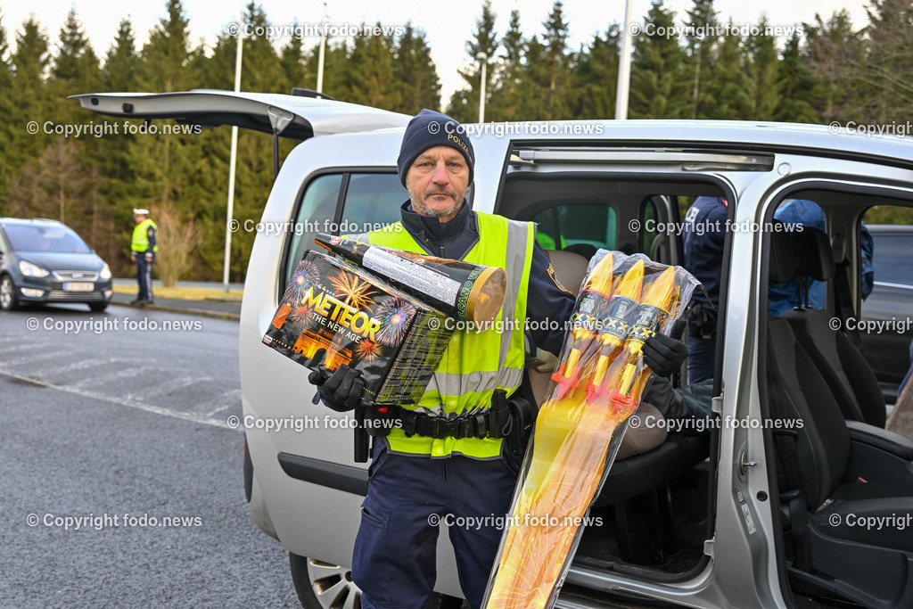 Polizei_ Kontrolle_ Grenze_ 30.12.2023-59 | 30.12.2023, Weigetschlag Grenzuebergang, AUT, Polizei, Grenzkontrolle, im Bild Polizei, Kontrolle, Grenze, Grenzkontrolle, Grenzuebergang, Oesterreich, Tschechien, Fuehrerschein, Zulassungsschein, Reisepass, Ausweis, Papiere, Sprengstoffsuchhund, Feuerwerk, Raketen, Boeller, Kracher, Zoll, Beschlagnahmung, Weigetschlag