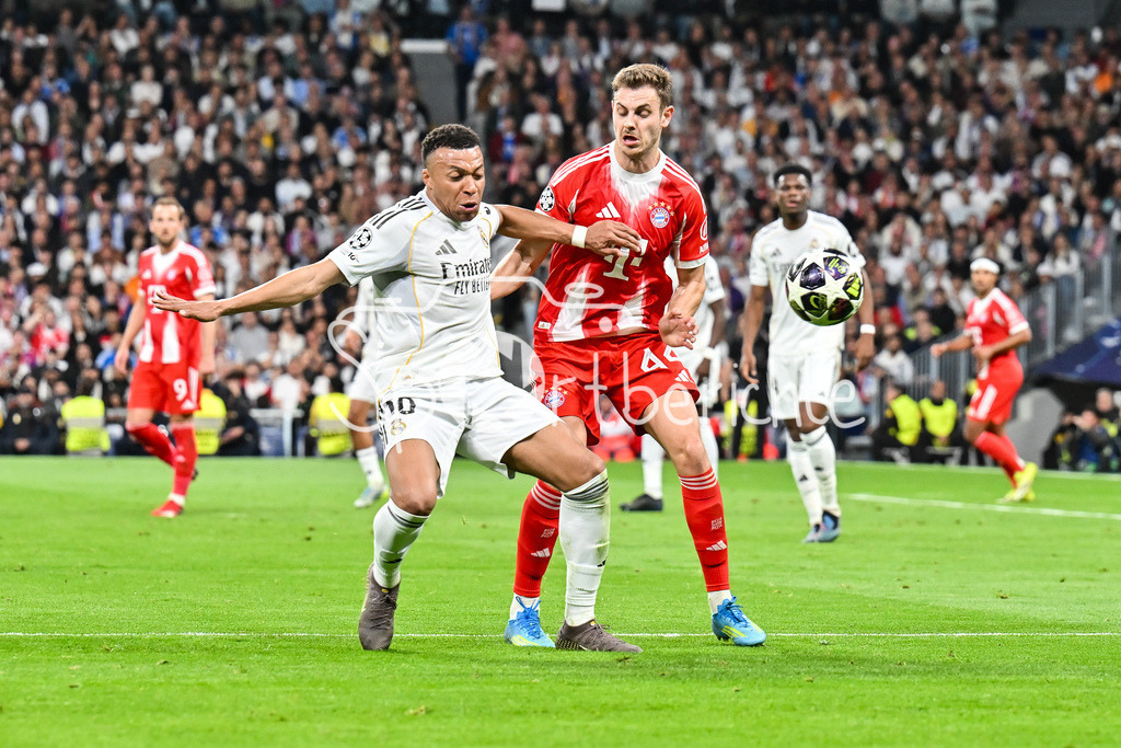 Real Madrid - FC Bayern München | MADRID, SPAIN - 07. APRIL: tackle between Kylian MBAPPE (Real Madrid 10) and Josip STANISIC (FC Bayern Munich 44) during the UEFA Champions League match between Real Madrid vs. FC Bayern Munich on Quarterfinal first leg at Estadio Santiago Bernabeu