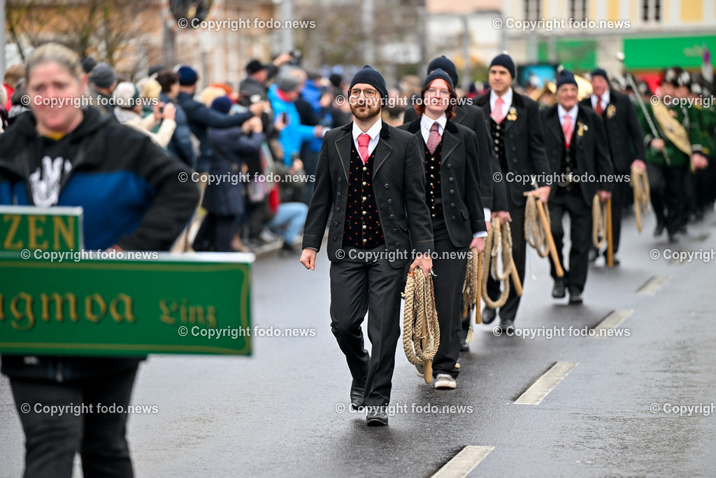 Neujahrschnalzen_ Aperschnalzen 2024_ 01.01.2024-5 | 01.01.2024, Promenade Linz, AUT, Landhaus im Bild Neujahrschnalzen 2024, Turmblaeser, Prangerschuetzen, Tradition, Brauchtum, Blasmusik, Peitschen, Trachtenverein Altstaedter Bauerngmoa, Promenade, Landhaus, Turm, Linz