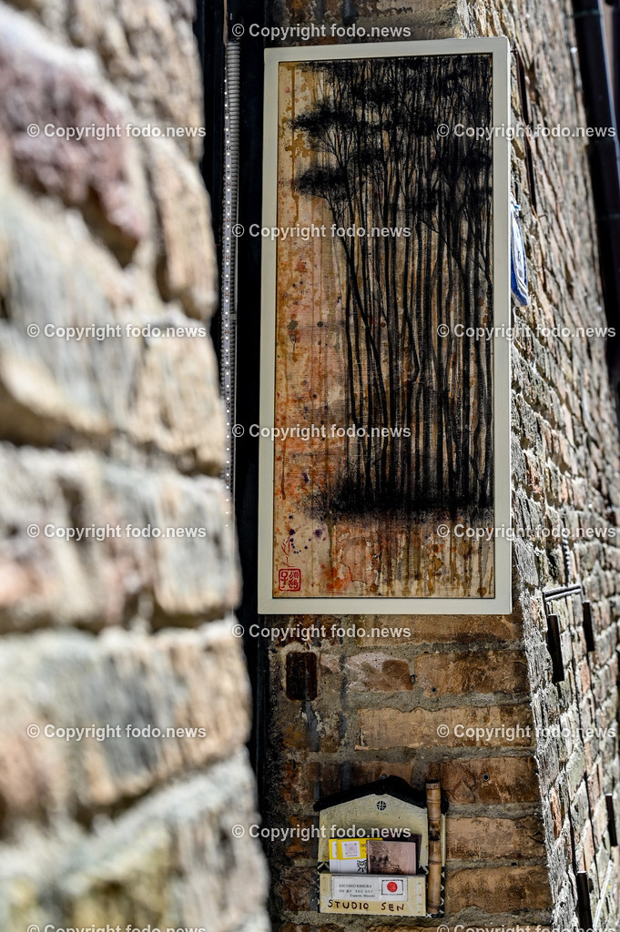 Italien_ Toskana_ San Gimignano_ 31.05.2024-184 | 31.05.2024, Italien, ITA, Toskana, San Gimignano im Bild Stadtansichten Gebäude, Architektur, Touristen, Historisch, Souvenir, Ansichten der berühmten Stadt San Gimignano in der Toskana-Italien - View of the famous town San Gimignano in Tuscany-ItalySan Gimignano ist eine italienische Kleinstadt in der Toskana mit einem mittelalterlichen Stadtkern. San Gimignano wird auch die Stadt der Türme genannt. Die Stadt liegt in der Provinz Siena. Sie gehört neben Florenz, Siena und Pisa zu den von Touristen meist besuchten Zielen in der Toskana.