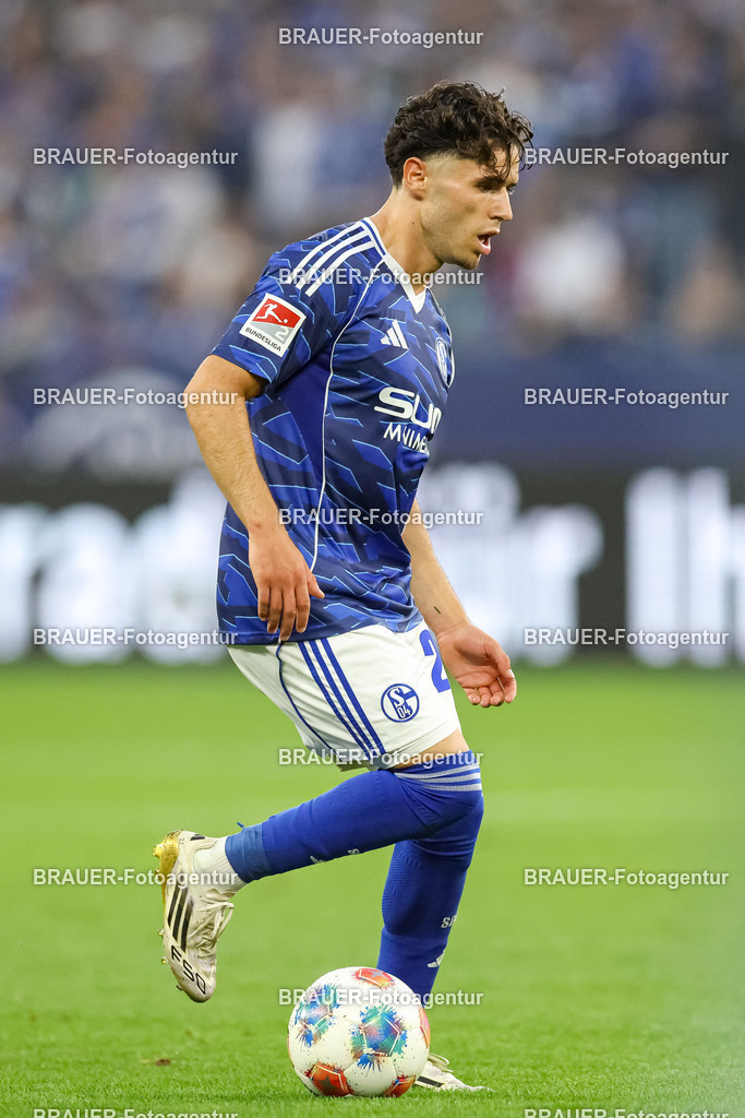 1_S04BER_20250801_1854.JPG -  - FC Schalke 04 - Hertha BSC Berlin - 2. Bundesliga | Gelsenkirchen, Deutschland, 01.08.25: Soufiane El-Faouzi (FC Schalke 04) in Aktion, am Ball, Einzelaktion waehrend des Spiels der 2. Bundesliga zwischen FC Schalke 04 - Hertha BSC Berlin in der Veltins-Arena am 01. August 2025 in Gelsenkirchen, Deutschland. (Foto von Stefan Brauer/Brauer-Fotoagentur)DFB/DFL REGULATIONS PROHIBIT ANY USE OF PHOTOGRAPHS AS IMAGE SEQUENCES AND/OR QUASI-VIDEO.