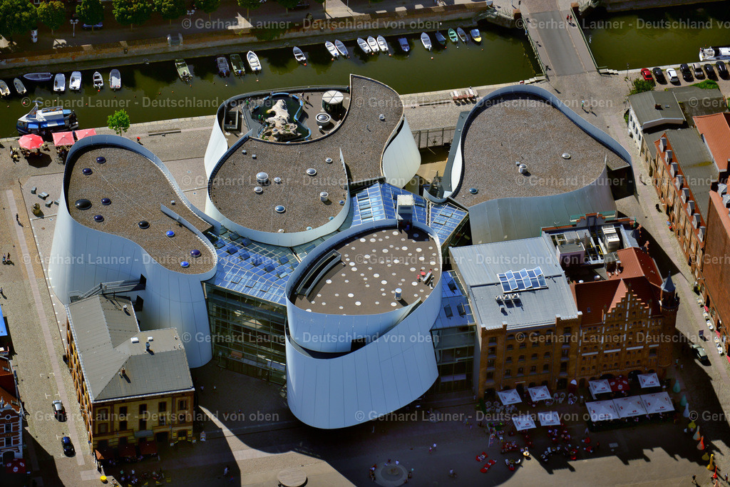 3638135 | STRALSUND 25.08.2016 Hafeninsel mit dem Ozeaneum Meereskunde- Museum der OZEANEUM Stralsund GmbH an der Hafenstraße in der Hansestadt Stralsund in Mecklenburg - Vorpommern. Weiterführende Informationen bei: Behnisch Architekten GmbH,  Hansestadt Stralsund,  OZEANEUM Stralsund GmbH,  Schweitzer GmbH - Beratende Ingenieure,  Stadtmarketings Stralsund e.V.. // harbor island by Ozeaneum Oceanographic Museum in Stralsund in Mecklenburg - Western Pomerania. Further information at: Behnisch Architekten GmbH,  Hansestadt Stralsund,  OZEANEUM Stralsund GmbH,  Schweitzer GmbH - Beratende Ingenieure,  Stadtmarketings Stralsund e.V.. Foto: Gerhard Launer