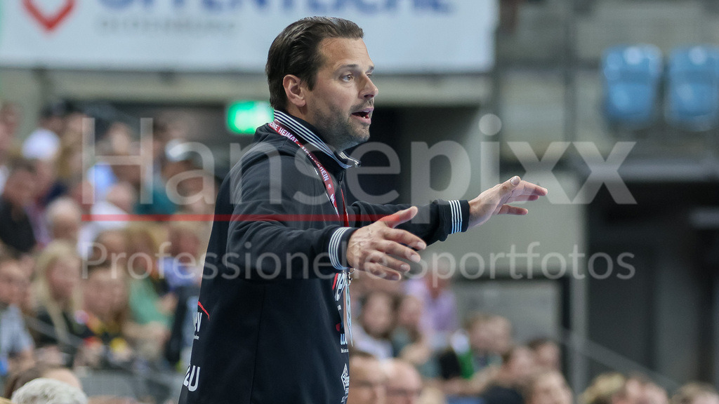 Handball, Bundesliga Frauen, VfL Oldenburg - BSV Sachsen Zwickau | v.li.: Norman Rentsch (Trainer, Cheftrainer, BSV Sachsen Zwickau) Portrait, Nahaufnahme, Einzelfoto, Einzelbild, gibt Anweisungen, gestikuliert, mit den Armen gestikulieren