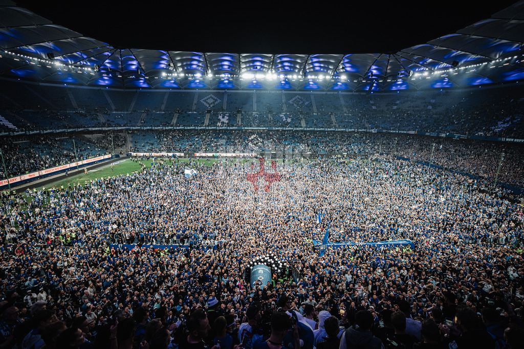 Fußball | Männer | Saison 2024/2025 | 2. Fußball-Bundesliga | 33. Spieltag | Hamburger SV vs. SSV Ulm 1846 | 10.05.2025 | HSV feiert den Aufstieg in die erste Bundesliga, der Rasen des Volksparkstadions ist gefüllt mit Fans, Arena Totale