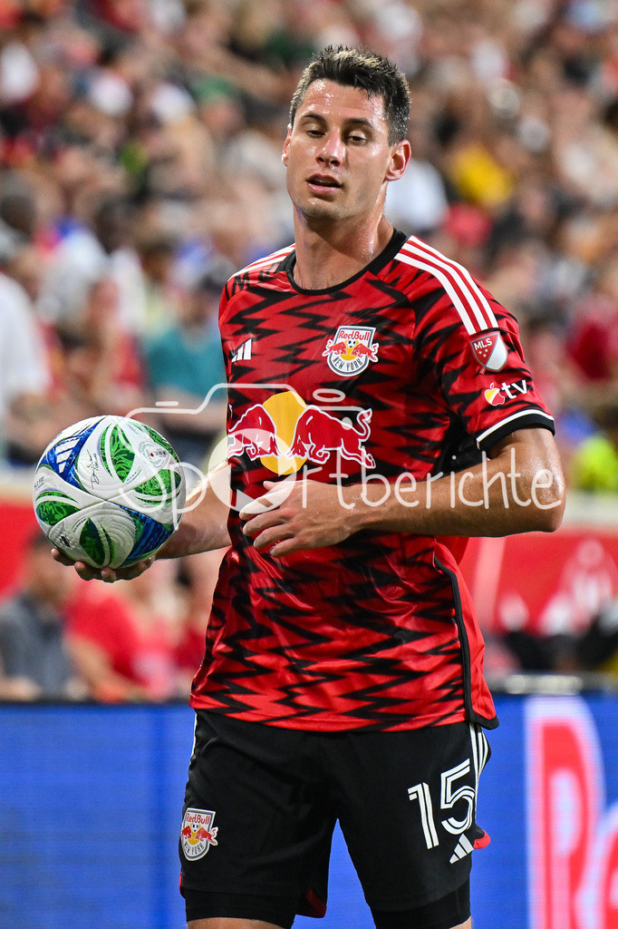 New York Red Bulls - New England Revolution | Beim Einwurf Sean NEALIS (New York 15) / Einzelfoto / Freisteller / Major League Soccer: New York Red Bulls - New England Revolution, Red Bull Arena am 16.07.2025