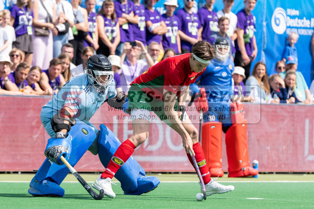 Final4_20240519-1549-0067 | Bonn, Deutschland, 19.05.2024: Adrian Rafi (Mannheimer HC) in Aktion waehrend des Spiels der Deutsche Feldhockey-Meisterschaften 2024 zwischen Final 4 Herren Finale Mannheimer HC - Hamburger Polo Club im Bonner THV am 19.05.2024 in Bonn, Deutschland. (Foto von Stephan Fehrmann)

Bonn, Germany, 19.05.2024: Adrian Rafi (Mannheimer HC) in action during the game of Deutsche Feldhockey-Meisterschaften 2024 between Final 4 Herren Finale Mannheimer HC - Hamburger Polo Club in Bonner THV at 19.05.2024 in Bonn, Deutschland. (Foto from Stephan Fehrmann)
