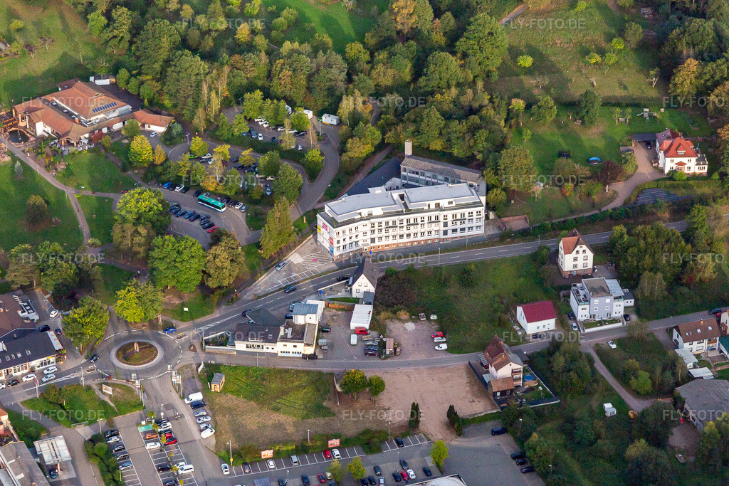 Luftbild: Körber Supply Chain Automation GmbH und Fabrik Fit Camp Dahn in Dahn im Bundesland Rheinland-Pfalz in Deutschland. Foto: IMG_139069.jpg vom 30.09.2023 durch Werner Riehm/FLY-FOTO.deKörber Supply Chain Solutions | Turn Complexity Into Opportunity EN