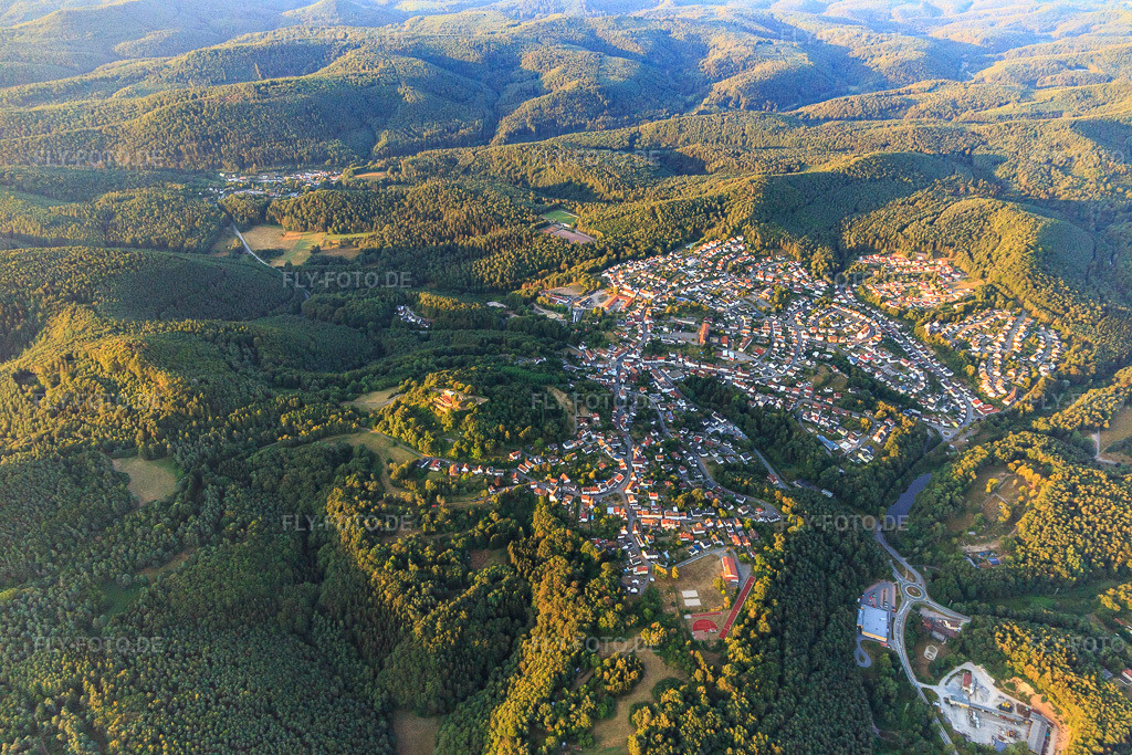 Luftbild: Ortsübersicht im Pfälzerwald am Morgen aus Nordosten in Lemberg im Bundesland Rheinland-Pfalz in Deutschland. Foto: IMG_109702.jpg vom 06.08.2018 durch Werner Riehm/FLY-FOTO.de
