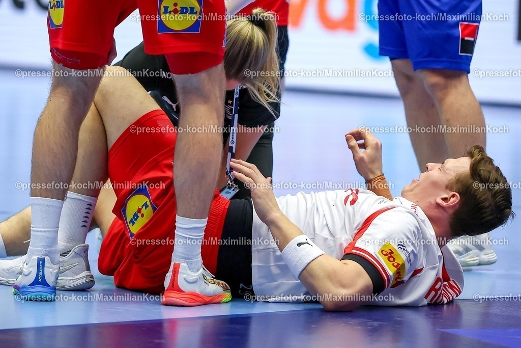 EHF18012602065 | 18.01.2026, Handball, Men's EHF EURO 2026, Dänemark - Rumänien, Jyske Bank Boxen in Herning, Dänemark, Preliminary Round:  Lukas Lindhard Jorgensen (Denmark #25) liegt verletzt und mit Schmerzen auf dem Boden und muss medizinisch versorgt werden. 