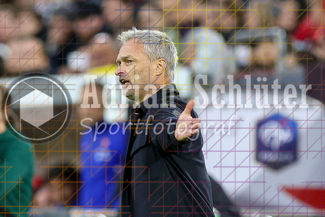 Deutschland vs Frankreich - Halbfinale - UEFA Women's Nations League | Düsseldorf, Deutschland, 24.10.25:   Nationaltrainer Christian Wück ( Deutschland ) gestikuliert, Gestik waehrend des Halbfinals der UEFA Women's Nations League zwischen Deutschland vs Frankreich in der Merkur-Spiel-Arena(Foto von Brauer-Fotoagentur / Adrian Schlueter)