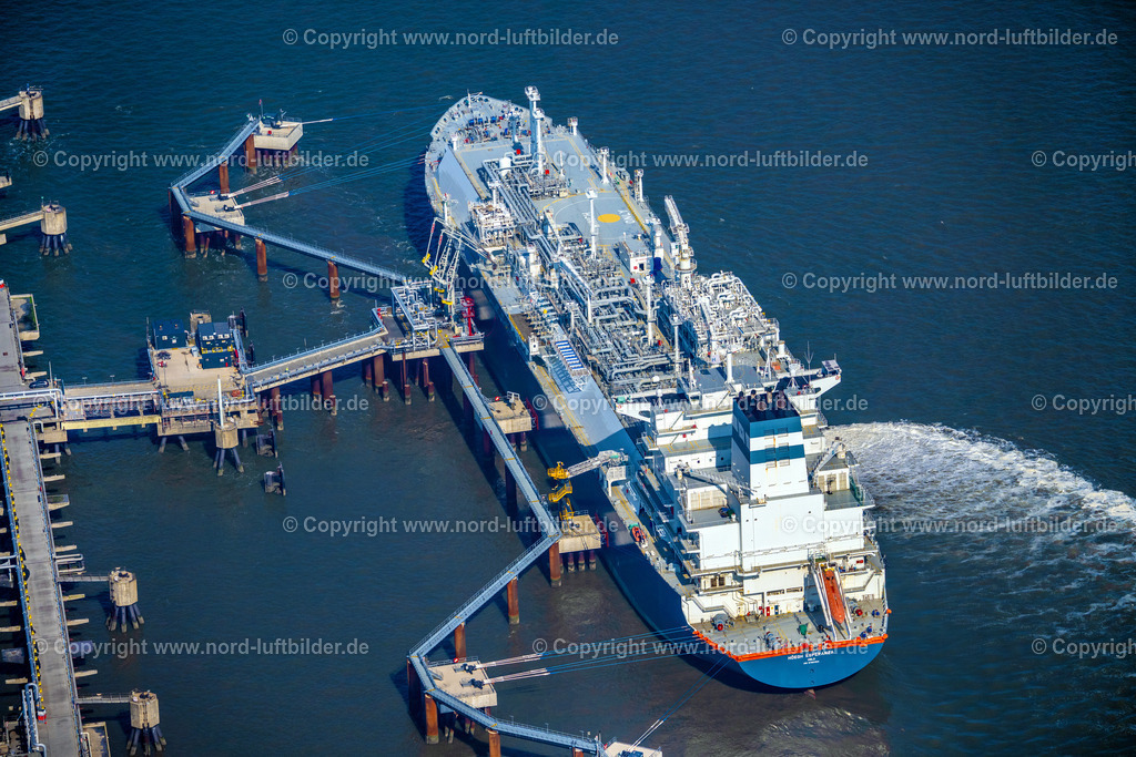 Wilhelmshaven_LNG_Schiff_Höegh_Esperanza_ELS_5487050924 | WANGERLAND 05.09.2024 Wasserbrücke mit Leitungssystemen des LNG Erdgas und Flüssiggas- Terminal und Entladekai beim Entladen der " Höegh Esperanza " einem LNG-Speicher- und Verdampfungs-Schiff in Hooksiel im Bundesland Niedersachsen, Deutschland. Weiterführende Informationen bei: Höegh LNG AS,  Uniper Anlagenservice GmbH,  Uniper SE. // Water bridge with line systems of the LNG natural gas and liquid gas terminal and unloading dock when unloading the "Hoeegh Esperanza" an LNG storage and evaporation ship in Hooksiel in the state Lower Saxony, Germany. Further information at: Hoeegh LNG AS,  Uniper Anlagenservice GmbH,  Uniper SE. Foto: Martin Elsen