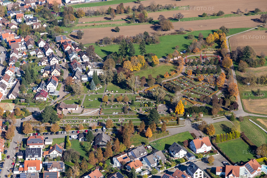 Luftbild: Friedhof Langensteinbach im Ortsteil Langensteinbach in Karlsbad im Bundesland Baden-Württemberg in Deutschland. Foto: IMG_129933.jpg vom 24.10.2021 durch Werner Riehm/FLY-FOTO.de