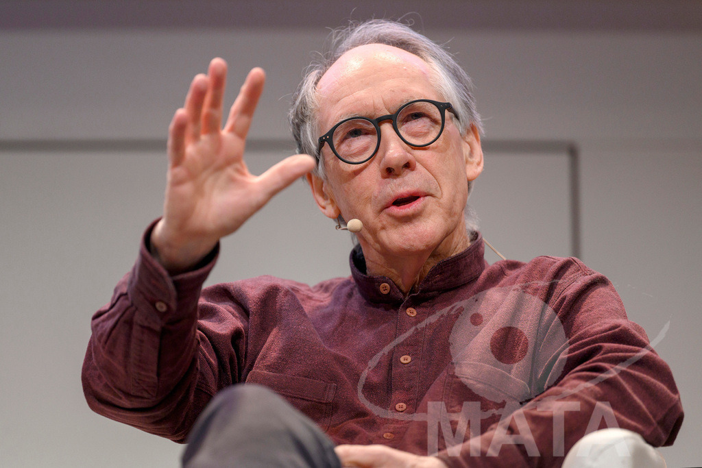 _DWA4871 | Ian McEwan bei der lit.Cologne 2023 Veranstaltung 'Ian McEwan. Ein Jahrhundertschriftsteller gibt Auskunft' in der Flora Köln.. Köln, 07.03.2023 - Realisiert mit Pictrs.com