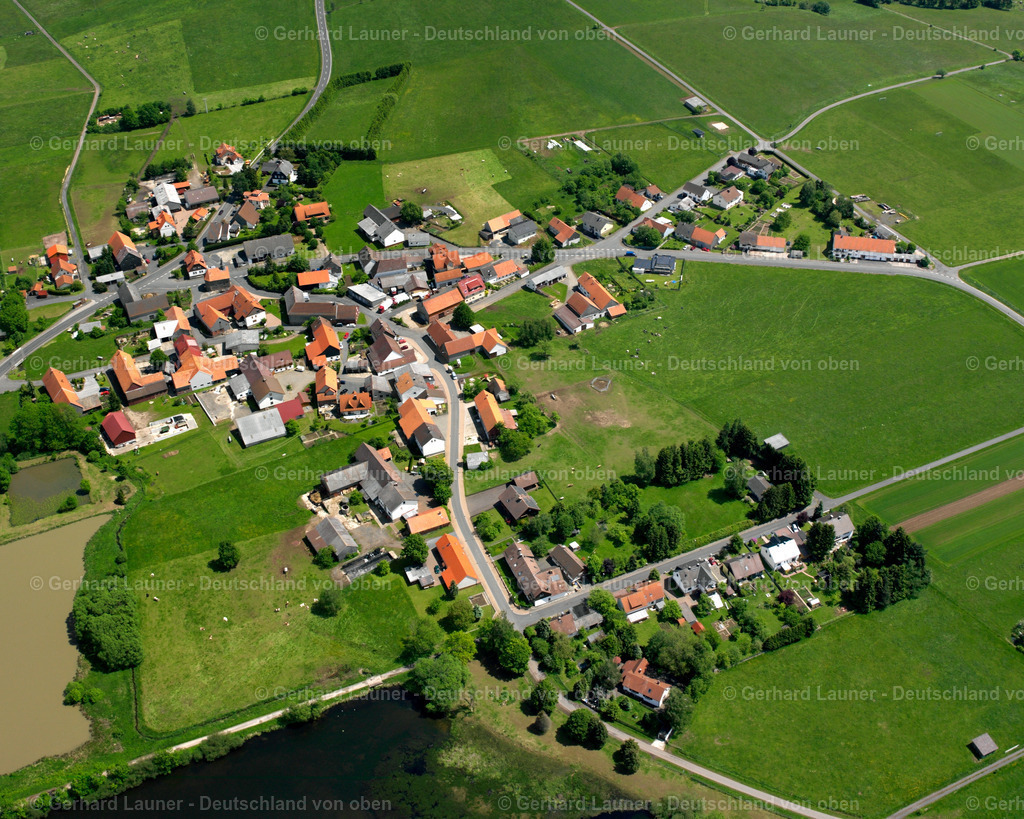 2615300 | OBER-MOOS 09.06.2006 Landwirtschaftliche Nutzflächen und Feldgrenzen  umsäumen das Siedlungsgebiet des Dorfes in Ober-Moos im Bundesland Hessen, Deutschland // Agricultural land and field boundaries surround the settlement area of the village  in Ober-Moos in the state Hesse, Germany Foto: Gerhard Launer