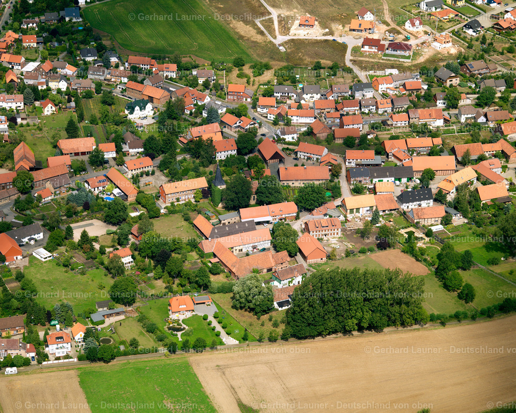 2638729 | WERLABURGDORF 23.08.2006 Landwirtschaftliche Nutzflächen und Feldgrenzen  umsäumen das Siedlungsgebiet des Dorfes in Werlaburgdorf im Bundesland Niedersachsen, Deutschland // Agricultural land and field boundaries surround the settlement area of the village  in Werlaburgdorf in the state Lower Saxony, Germany Foto: Gerhard Launer
