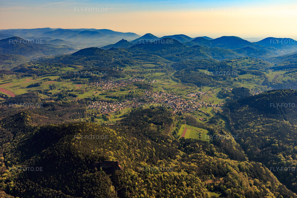 Luftbild: Ortsansicht im Pfälzerwald aus Westen im Ortsteil Gossersweiler in Gossersweiler-Stein im Bundesland Rheinland-Pfalz in Deutschland. Foto: IMG_106936.jpg vom 22.04.2018 durch Werner Riehm/FLY-FOTO.de